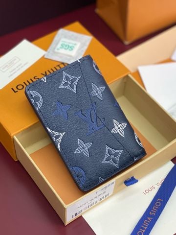 VỎ HỘ CHIẾU NAM NỮ LV MONOGRAM SHADOW CALFSKIN DẬP NỔI HIỆU ỨNG CHUYỂN SẮC