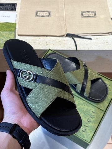 DÉP NAM GC QUAI CHÉO JACQUARD MONOGRAM PHỐI DẢI DA KHÓA KIM LOẠI