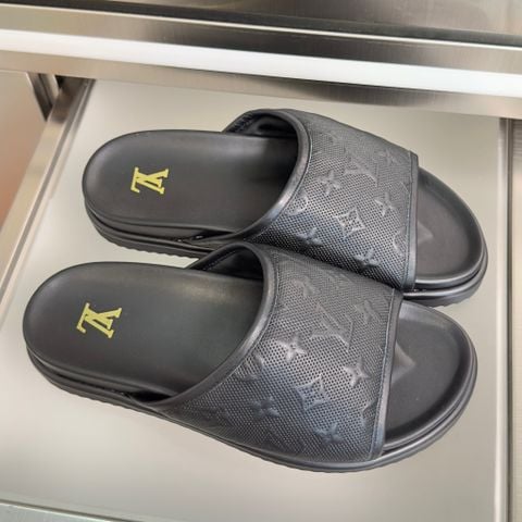 SANDAL NAM L V MIAMI DẬP MONOGRAM NỔI BẢN NGANG TINH GỌN