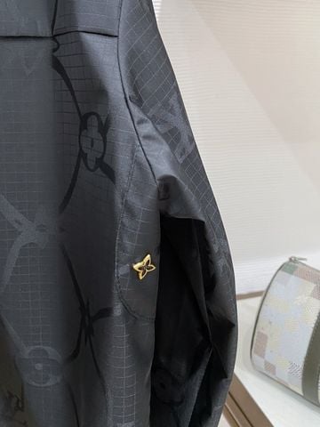 ÁO KHOÁC GIÓ NAM L V MONOGRAM CHÌM PHỐI MŨ DÁNG GỌN 4 TÚI