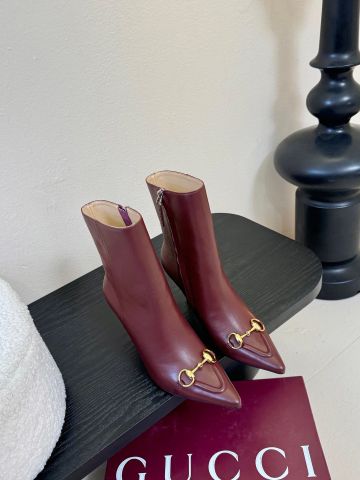 BOOT NỮ GUCC MŨI NHỌN GÓT CAO MẠ NGỰA MÀU ĐỎ RƯỢU