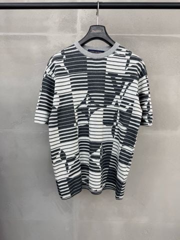 ÁO PHÔNG NAM L V DỆT KIM JACQUARD KẺ NGANG ĐỒ HỌA