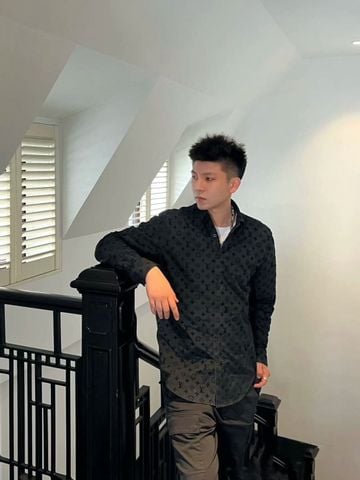 ÁO SƠ MI NAM L V MONOGRAM DẬP NHUNG TOÀN THÂN PHOM GỌN SANG TRỌNG