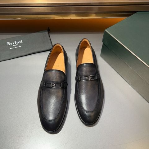 GIÀY LOAFER NAM B L B‑VOLUTE BUCKLE – DA BÊ PATINA, ĐẾ DA DÁNG DÀY