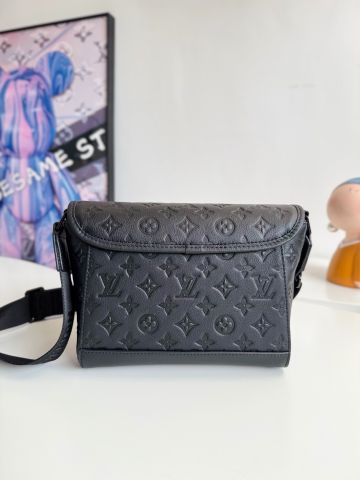 TÚI ĐEO CHÉO NAM LV* MONOGRAM SHADOW DẬP NỔI