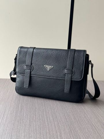 TÚI ĐEO CHÉO NAM PR**A  DA BÒ VÂN ĐEN CAO CẤP