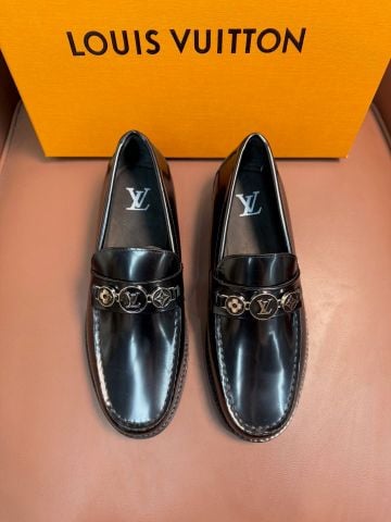 GIÀY NAM LOAFER L V DA BÒ CAO CẤP ĐAI KIM LOẠI LOGO SANG TRỌNG