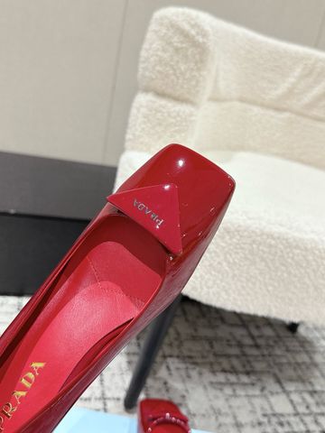 GIÀY NỮ PRAD* MARY JANE XUÂN 2025 CAO GÓT 6.5CM DA BÓNG ĐỎ