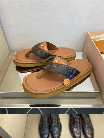 DÉP XỎ NGÓN NAM L V QUAI MONOGRAM BẢN LỚN, ĐỆM DA BÊ ÊM MỀM