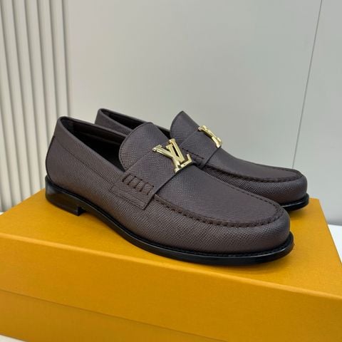 GIÀY LOAFER NAM LV* – DA BÊ Ý, ĐẾ DA FORMAL, KHÓA KIM LOẠI