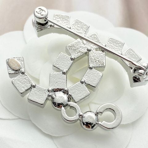 GHIM ÁO NỮ CHAN LOGO ĐÍNH ĐÁ