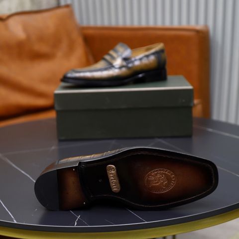 GIÀY LOAFER NAM BRLT* PATINA NÂU-ĐEN VÂN CÁ SẤU – ĐẾ DA Ý