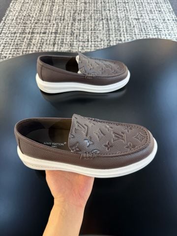 GIÀY SLIP-ON NAM L V BEVERLY HILLS – PHOM MOCCASIN, GRAINED CALF LEATHER DẬP HỌA TIẾT, ĐẾ CAO SU SIÊU NHẸ
