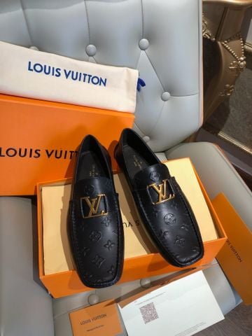 GIÀY MOCCASSIN NAM L V MONOGRAM DẬP NỔI – LOGO KIM LOẠI SANG TRỌNG