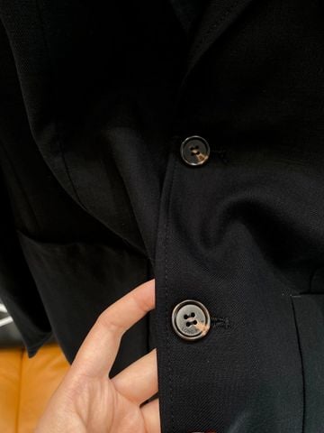 ÁO BLAZER NAM LP DÁNG Ý TỐI GIẢN THÊU HUY HIỆU NGỰC TINH TẾ