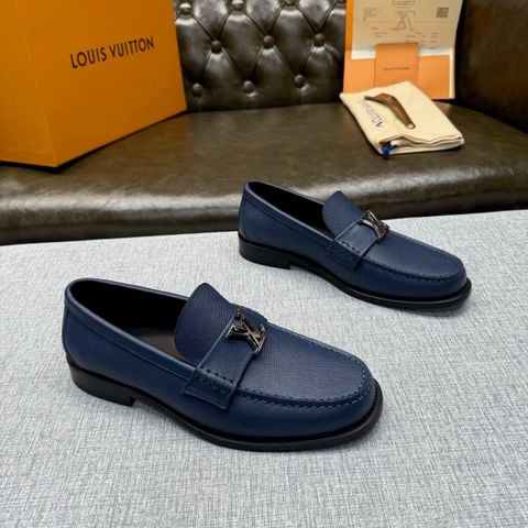 GIÀY NAM LOAFER L V KHÓA KIM LOẠI MONOGRAM DÁNG THANH LỊCH DA BÊ NHẬP