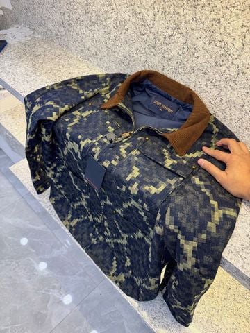 ÁO KHOÁC NAM LV* DENIM JACQUARD CỔ NÂU – PHIÊN BẢN