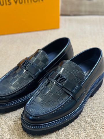 GIÀY NAM LV* LOAFER DA BÊ VÂN CARO – PHONG THÁI DOANH NHÂN CỔ ĐIỂN