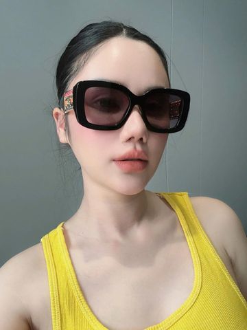 KÍNH MẮT NỮ CHNL* GỌNG VUÔNG BẢN LỚN – CÀNG MẠ VÀNG ĐÍNH ĐÁ ĐỎ, PHIÊN BẢN