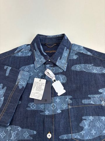 ÁO SƠ MI NAM L V DENIM MONOGRAM CLOUDS DÒNG NIGO PHOM RỘNG NGẮN TAY