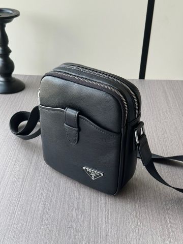 TÚI ĐEO CHÉO NAM PR**A  DA ĐEN PHOM ĐỨNG LOGO TAM GIÁC