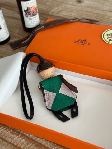 PHỤ KIỆN TREO TÚI UNISEX HERM HÌNH KỴ SĨ DA CAO CẤP*