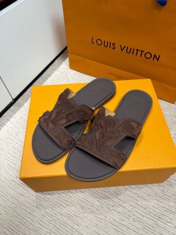 DÉP NAM DÁNG MULE QUAI H DẬP NỔI MONOGRAM – DA BÊ SUEDE – ĐẾ TPU CHỐNG TRƯỢT
