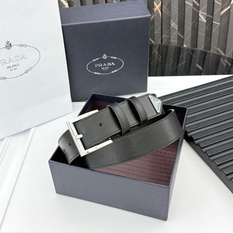 THẮT LƯNG NAM PRD DA SAFFIANO VÂN CHÉO – KHÓA KIM LOẠI TỐI GIẢN