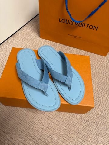 DÉP NAM L V XỎ NGÓN DA BÊ SUEDE DẬP MONOGRAM – ĐẾ TPU CHỐNG TRƯỢT