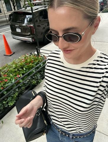 KÍNH MÁT NỮ CN  OVAL ĐEN VIỀN VÀNG SANG TRỌNG