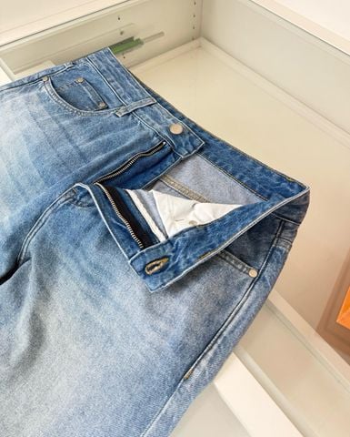 QUẦN JEANS NAM HERM* PHOM ỐNG ĐỨNG HƠI RỘNG, DENIM CO GIÃN CAO CẤP