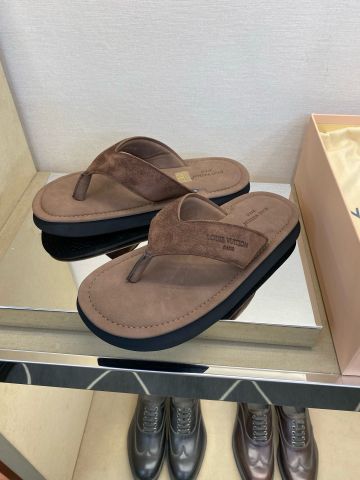 DÉP XỎ NGÓN NAM L V SUNSET THONG – DA BÊ SUEDE, LÓT DA BÊ & ĐẾ FOAM SIÊU NHẸ