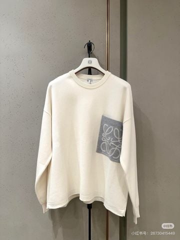 ÁO LEN NỮ LOE OVERSIZED LOGO NGỰC – PHONG THÁI THU ĐÔNG SANG TRỌNG*