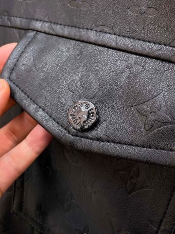 ÁO KHOÁC NAM L V MONOGRAM DẬP NỔI TOÀN THÂN DÁNG CỔ BẺ SANG TRỌNG