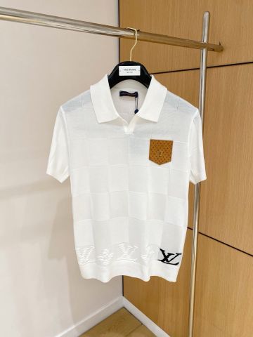 ÁO POLO NAM L V DỆT KIM Ô VUÔNG NỔI BẬT PHỐI TÚI NGỰC MONOGRAM