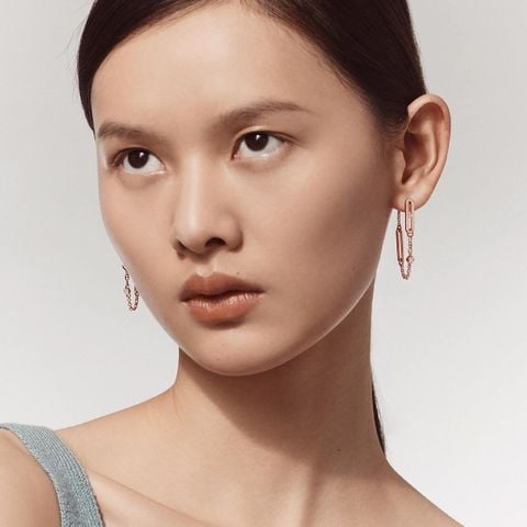 KHUYÊN TAI NỮ H M DÁNG XÍCH BẤT ĐỐI XỨNG ĐÍNH ĐÁ THANH MẢNH SANG TRỌNG