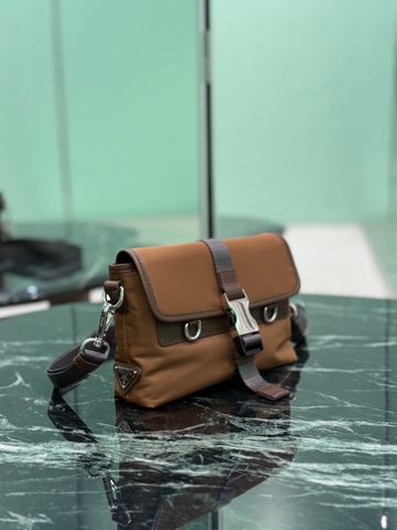 TÚI ĐIỆN THOẠI NAM PRAD* RE-NYLON DA BÒ KHÓA TAM GIÁC ICONIC