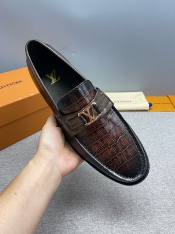 GIÀY LOAFER NAM L V MAJOR VÂN CÁ SẤU DẬP NỔI – PHOM CỔ ĐIỂN SANG TRỌNG