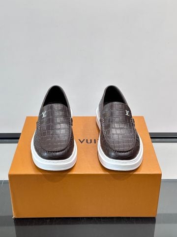 GIÀY SLIP-ON NAM L V PHOM APRON-TOE DA BÒ DẬP VÂN CÁ SẤU, ĐẾ TPU SIÊU NHẸ