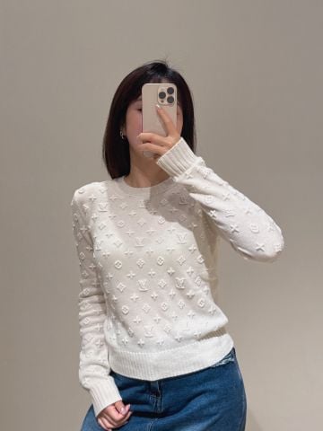 ÁO LEN NỮ L*V  DỆT DÀY THÊU MONOGRAM 3D – PHOM NGẮN TÔN DÁNG