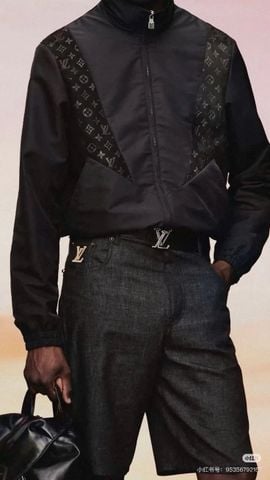 ÁO KHOÁC NAM L V DÒNG PHỐI DA MONOGRAM DẬP CHÌM CỔ ĐỨNG KHÓA ZIP
