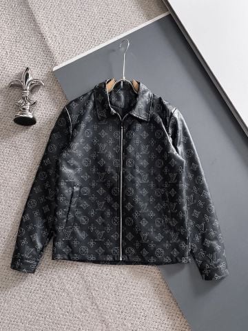 ÁO KHOÁC NAM L V MONOGRAM DẬP NỔI PHỦ TOÀN THÂN DÁNG CỔ BẺ SANG TRỌNG