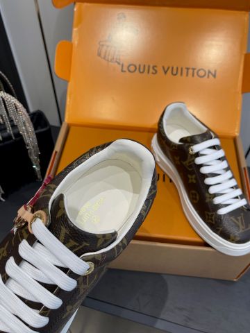 GIÀY NỮ SNEAKER L*V  MONOGRAM NÂU TRẮNG – FORM GỌN, DỄ PHỐI