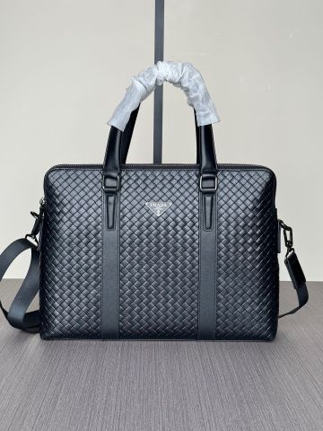 TÚI XÁCH NAM PR**A  DA ĐAN CARO CAO CẤP DÁNG CÔNG VỤ*