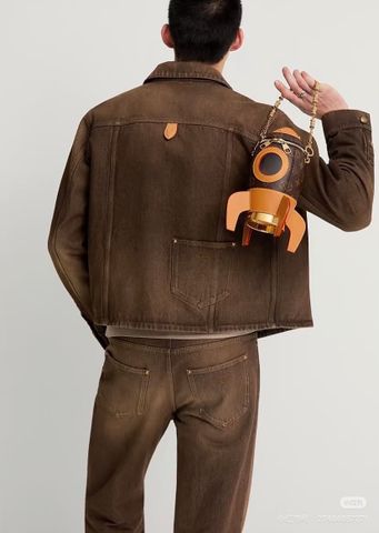 ÁO KHOÁC NAM L V DENIM WASH NÂU CỔ BẺ PHOM ĐỨNG BỤI BẶM CÁ TÍNH