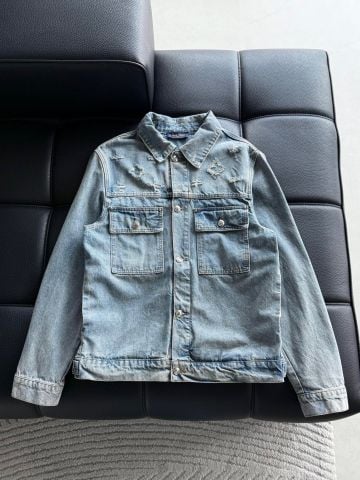 ÁO KHOÁC DENIM UNISEX L V PHỦ HỌA TIẾT CHỮ DẬP NỔI – WASH MÀI THỦ CÔNG,