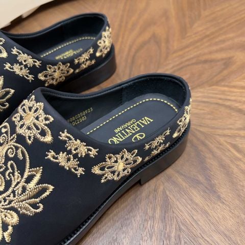 GIÀY SỤC NAM VLTN THÊU HOA VĂN ĐỐI XỨNG PHOM LOAFER ÂU SANG ĐIỂM NHẤN NHẬN DIỆN CAO