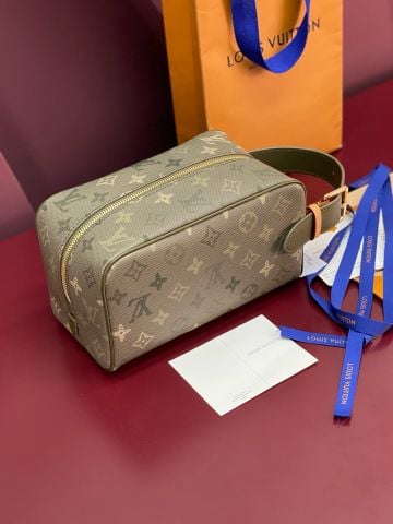 TÚI CẦM TAY NAM NỮ L V LOCKER DOPP KIT MONOGRAM SURPLUS CANVAS