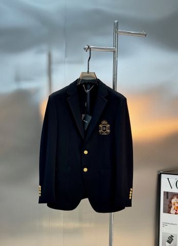 ÁO BLAZER NAM DG HUY HIỆU THÊU VÀNG NỔI BẬT – NÚT KIM LOẠI SANG TRỌNG