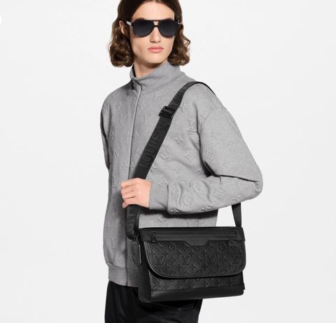 TÚI ĐEO CHÉO NAM L V COURRIER MESSENGER DA BÊ DẬP CHÌM